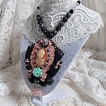 Plastron Marquise brodé perles nacrées, cabochon résine, rondes obsidienne pierre de gemme, dentelle et rocailles verres